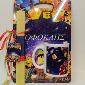 Premium Πασχαλινό Σετ Δώρου Roblox: Λαμπάδα + Κούπα + Μπρελόκ σε Διακοσμητική Πλάτη